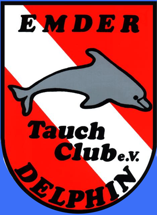 Historisches Wappen des Emder Tauchclub Delphin mit Delphin und rot-weißer Taucherflagge.